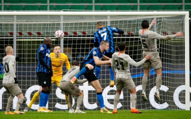Xem Lukaku ngăn Inter Milan ghi bàn quyết định ở Cúp C1