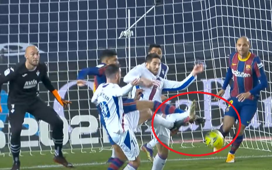 VAR giúp đỡ nhưng Barca vẫn sút hỏng phạt đền nhiều hơn ghi bàn