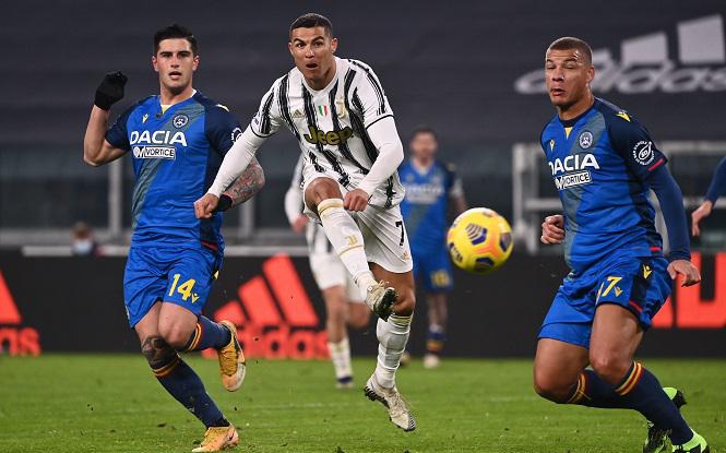Ronaldo vượt qua kỷ lục của Pele bằng cú đúp cho Juventus