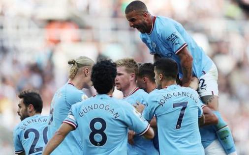 Thoát thua khó tin, Man City vẫn mất ngôi đầu vào tay Arsenal